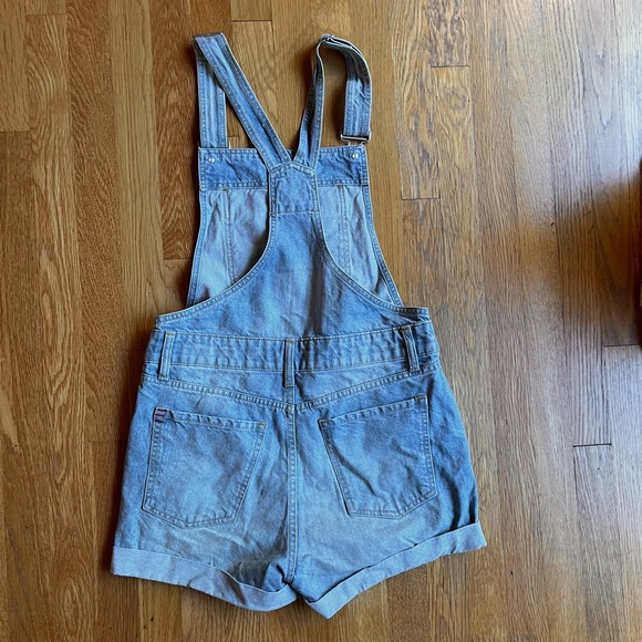 Urban Outfitters BDG Denim Shortalls Overalls Size 27 Light Wash Cuffed Hem - Picture 2 of 5